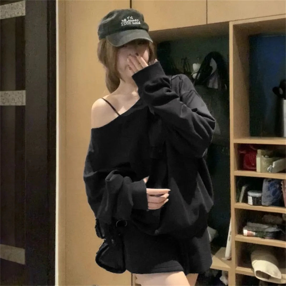 Off-Shoulder Sweatshirt Women's Spring Autumn Loose Minimalist Slimming Temperament Lazy One-Shoulder Top Sleeve Round Trend